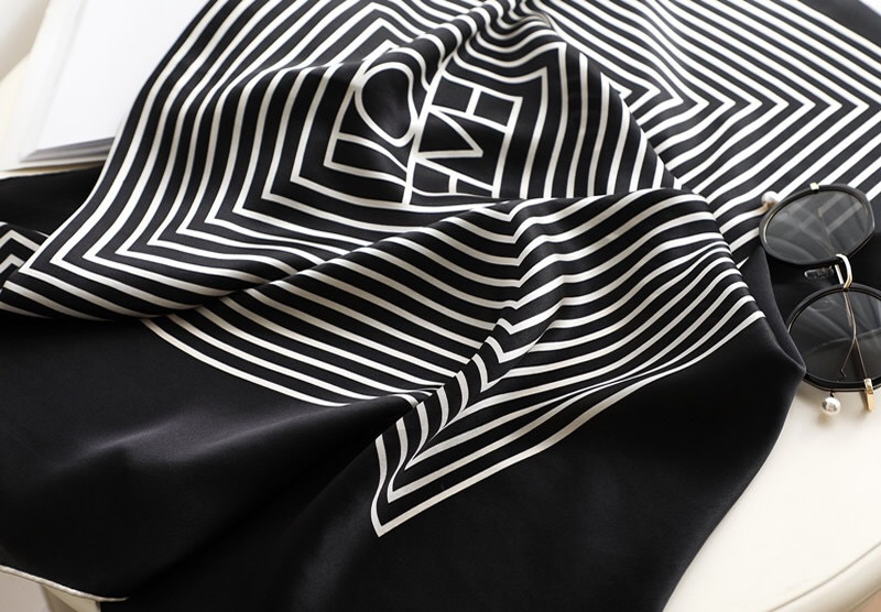 Silk Scarf Crepe de Chine 90 | THE VENEZIA detail Image