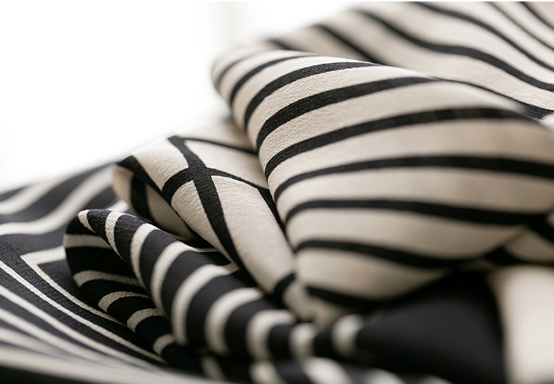 Silk Scarf Crepe de Chine 90 | THE VENEZIA detail Image